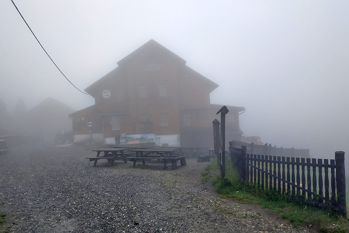Schronisko Na Śnieżniku we mgle